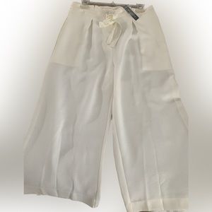 The Limited 
White wide leg pants 
Mid-Length 
Size 6
NWT